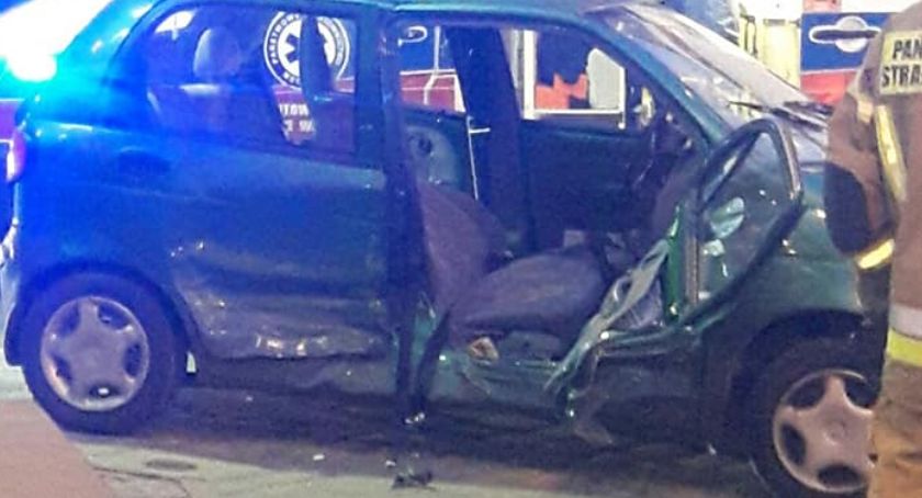 Wypadek na ulicy Jedności Narodowej. Jednego z kierowców z rozbitego auta musieli wydobyć strażacy.