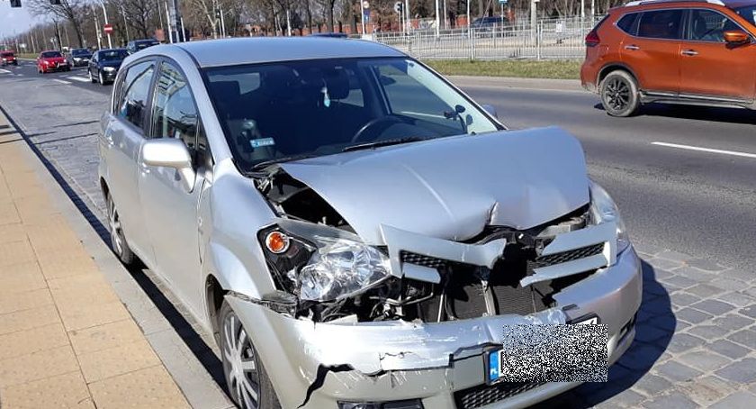 Kolizja na Lotniczej. Toyota najechała na przyczepkę.