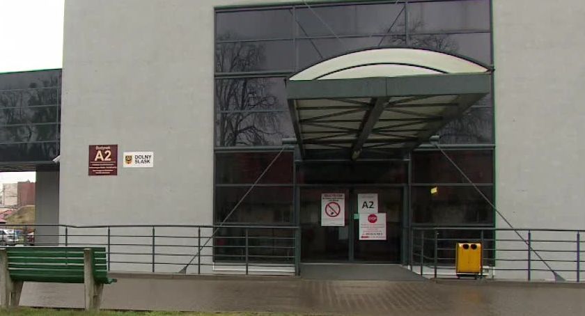 Kolejny przypadek koronawirusa we Wrocławiu. Oddziały zakaźne przepełnione, pacjenci internistyczni są przewożeni do innych placówek