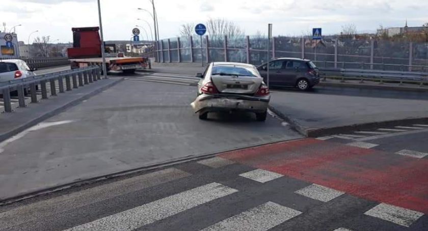 Kolizja na Klecińskiej Forda i Peugeota