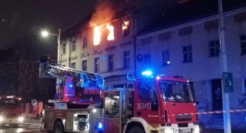 Weszli do płonącego budynku i z narażeniem życia ewakuowali osoby