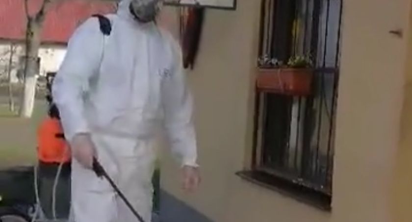 Podszywali się pod pracowników gminy dezynfekując sklep- FILM