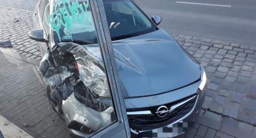 Pijany uderzył w przystanek, wywrócił busa i uderzył w osobówkę