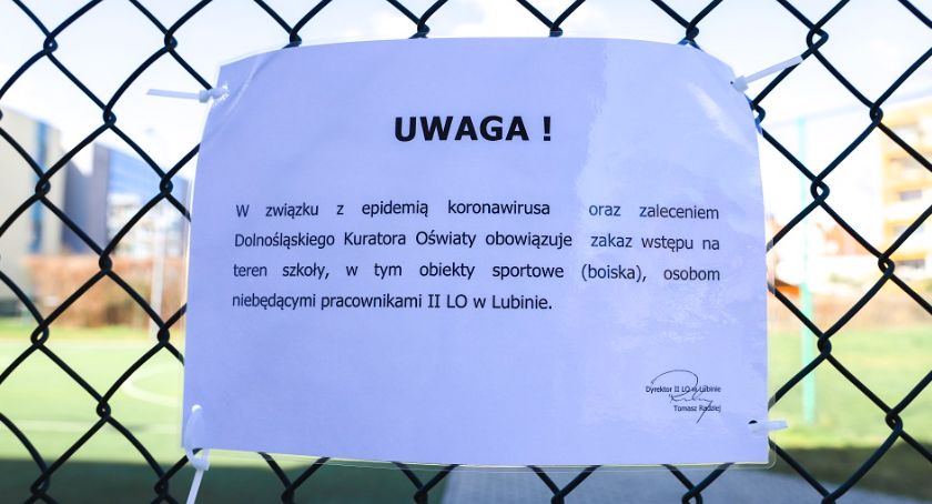 Zakaz wstępu na szkolne boiska