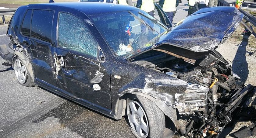 Wypadek na AOW. Samochód ciężarowy zderzył się z osobówką.