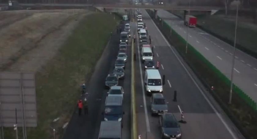 Długie kolejki przed granicą polsko-niemiecką w Zgorzelcu