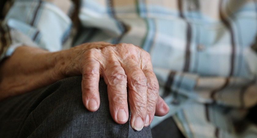 Wsparcie dla samotnych seniorów podczas kwarantanny