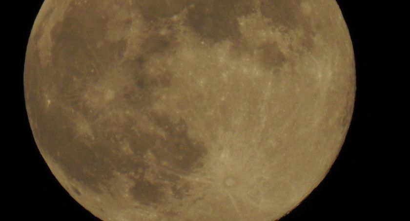  Księżyc nad Europą. Największa pełnia w tym roku