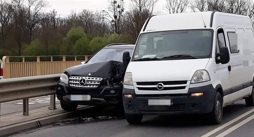 Zderzenie ciężarówki z Mercedesem na Sułowskiej