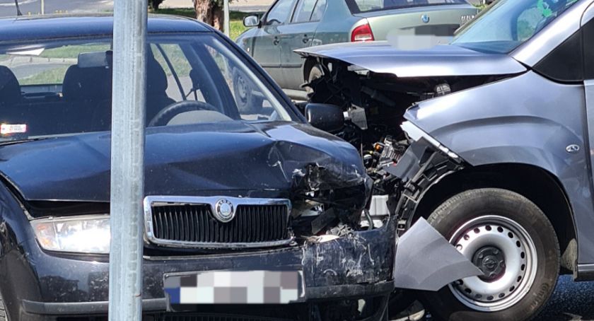 Kolizja 2 pojazdów na ulicy Wrocławskiej w Strzelinie