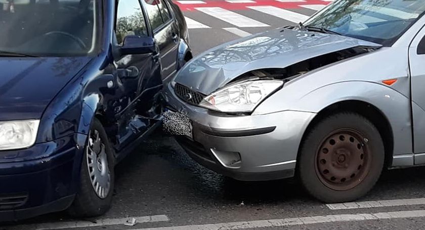 Przejechała na czerwonym świetle. Doprowadziła do zderzenia.
