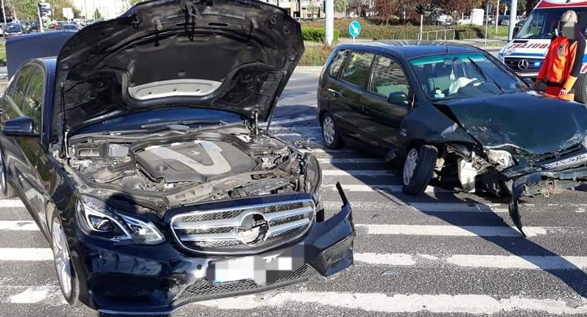 Pijany wjechał na czerwonym świetle. Uszkodzone 3 pojazdy