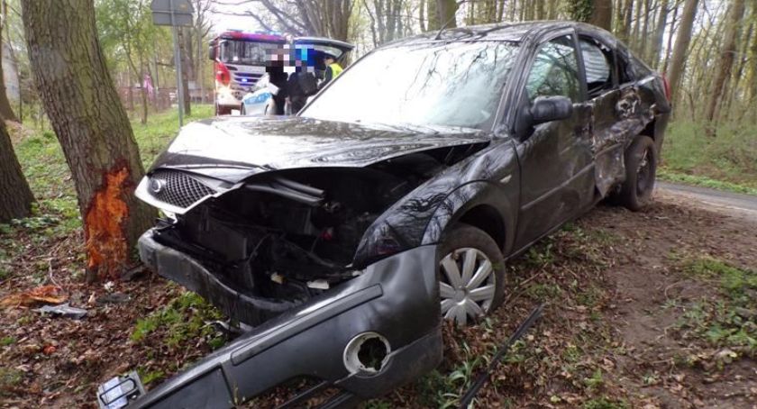 Pijany i bez prawa jazdy rozbił auto na drzewie