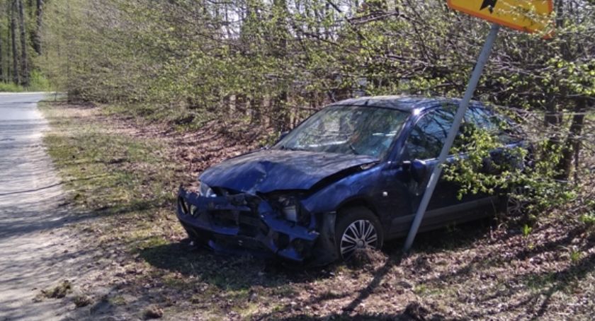 Auto uderzyło w latarnię