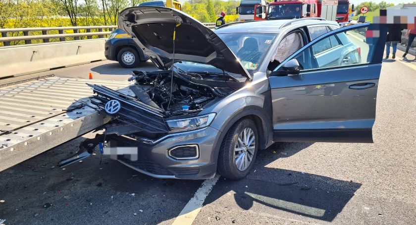 VW najechał na tył lawety. A4 ponownie zablokowana
