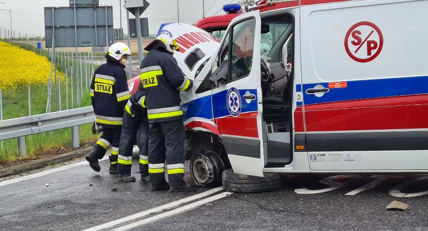 Zderzenie karetki pogotowia z busem w Kostomłotach