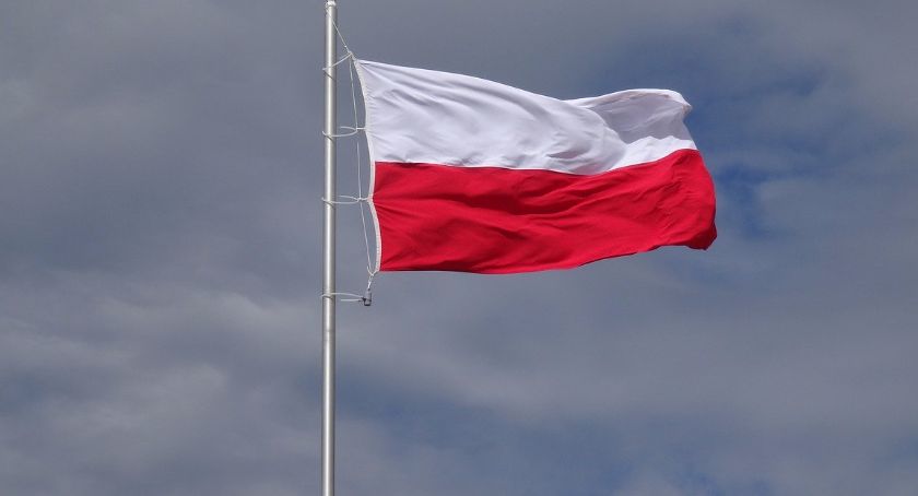 Flagi na autobusach i tramwajach na majowe święta