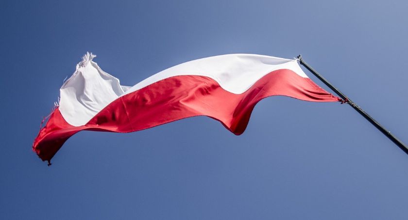Jakie obowiązują zasady prezentowania flagi Polski?
