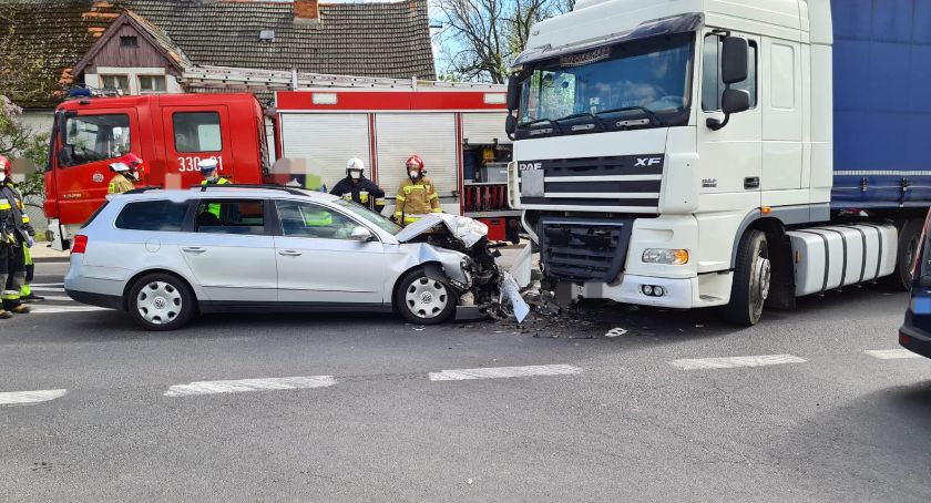 Wypadek Passata z ciężarówką w Małuszowie