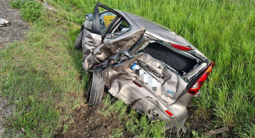Zderzenie na autostradzie A4 busa z Nissanem