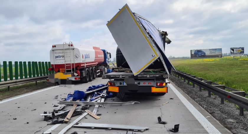 Zderzenie dwóch ciężarówek i zablokowana A4