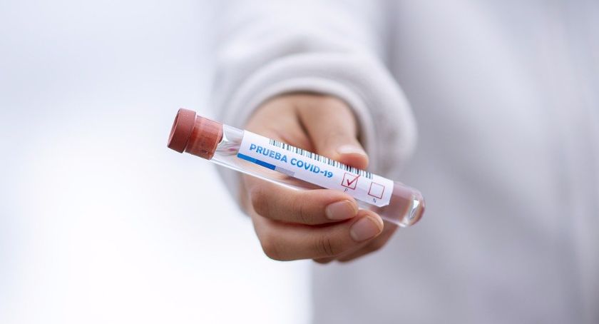 Naukowcy szukają leku na COVID-19. Jakie terapie i badania kliniczne są najbardziej obiecujące?