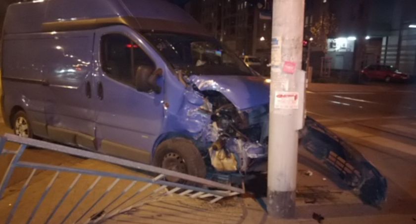 Wypadek na skrzyżowaniu Komuny Paryskiej z Pułaskiego