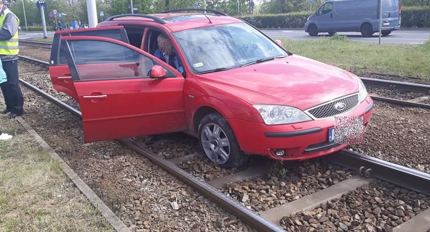 Ford na torowisku tramwajowym