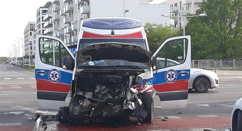 Wypadek z udziałem karetki na sygnale