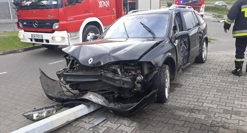 Samochód osobowy staranował dwie lampy uliczne na ulicy Sobieskiego