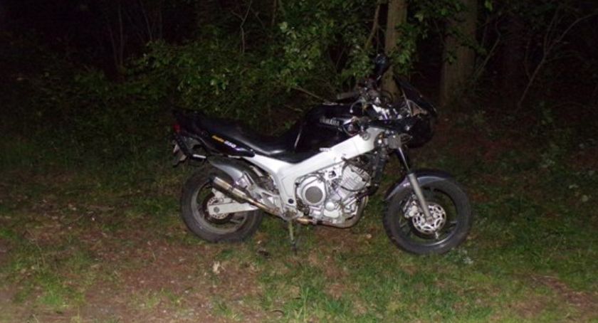 Motocyklista uderzył w zaparkowane auto i wpadł na drzewo