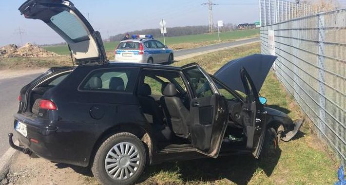 Pościg policji za autem zakończony w rowie