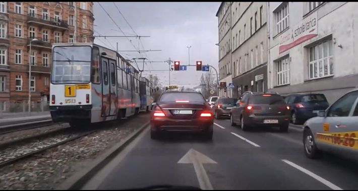 Porywisty wiatr we Wrocławiu sieje szkody