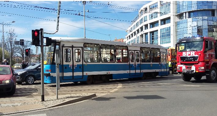 Dwa tramwaje wykoleiły się na środku placu Bema