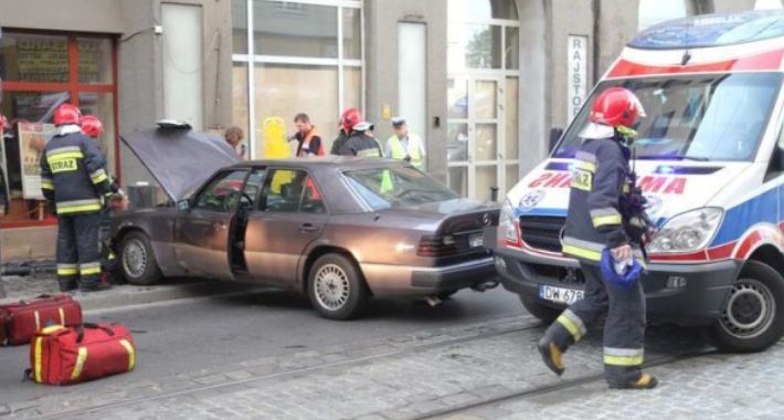 Auto wjechało w grupę pieszych