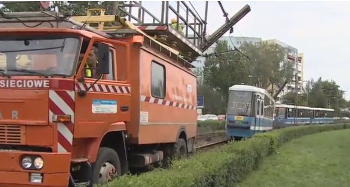 Tramwaj ściął dwa słupy