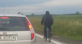 Wjechał rowerem na autostradę A4. Zatrzymała go policja.