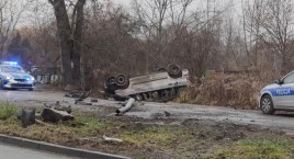 Dachowanie na ul.Mokronoskiej. Policja ustala szczegóły zdarzenia