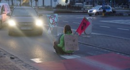 Jednoosobowy protest sparaliżował ruch na Kozanowie. Młoda aktywistka przez godzinę siedziała na środku jezdni