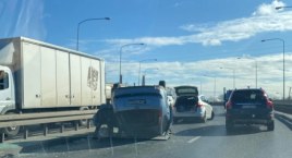 Dachowanie na moście Milenijnym w kierunku Osobowic. Poranne utrudnienia po kolizji dwóch aut osobowych