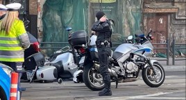 Na Pułaskiego samochód osobowy uderzył w uprzywilejowany motocykl policyjny. Funkcjonariusz trafił do szpitala