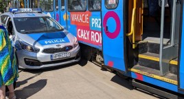 Policyjny pościg w centrum Wrocławia. Sprawca przejechał przez przystanek zahaczając pieszą. Trwa policyjna obława za kierowcą Mercedesa