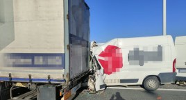 Bus firmy kurierskiej wbił się w ciężarówkę stojącą &hellip;