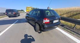 Ciężarówka zahaczyła osobowe audi stojące na prawym &hellip;