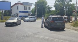 Kolizja na skrzyżowaniu Balonowej z Bystrzycką. Utrudnienia przy przejeździe kolejowym. Zachowajcie ostrożność