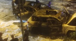 Ognista kolizja na Biskupinie. Pożar dwóch aut na środku Olszewskiego we Wrocławiu. Zobacz film