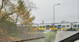 Wypadek na przejeździe kolejowym na wrocławskim Wojnowie. Autem podróżowały trzy osoby