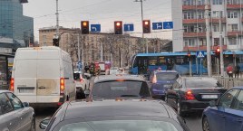 Nieoznakowany radiowóz zderzył się z osobówką. Groźn&hellip;