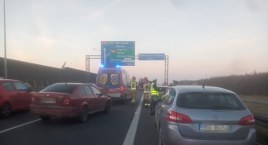 Zderzenie dwóch osobówek i ciężarówki na AOW w kierunku Warszawy. Jedna osoba przetransportowana do szpitala