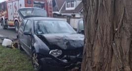 Kierowca Volkswagena stracił panowanie nad pojazdem i uderzył w drzewo. Groźne zdarzenie w gminie Kąty Wrocławskie